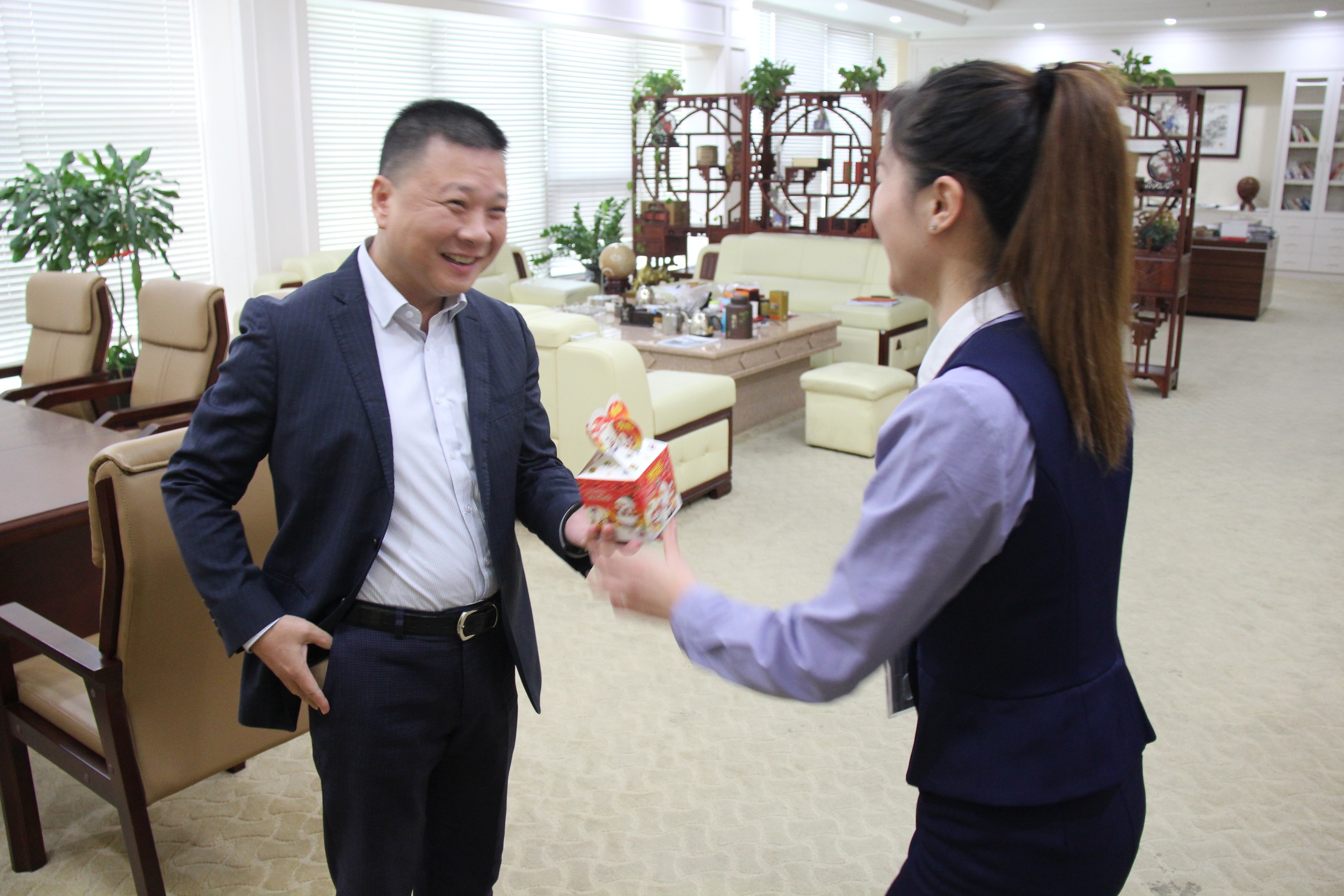 圣悅詩國際輕奢美妝為公司員工送平安祝福！